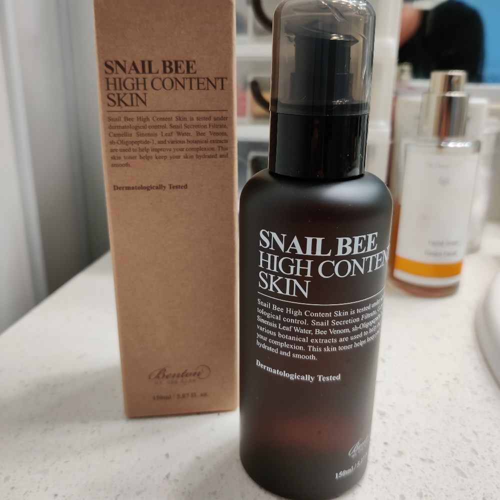 SNAIL BEE HUGH CONTENT SKIN TONER ESSENCE from KOR